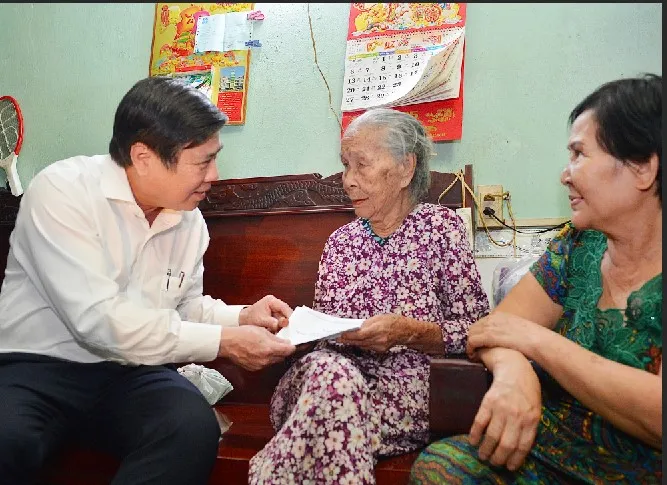Chủ tịch UBND TPHCM Nguyễn Thành Phong thăm gia đình chính sách