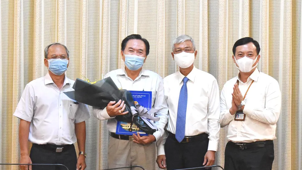 Phó Chủ tịch UBND TPHCM Võ Văn Hoan trao quyết định cán bộ 