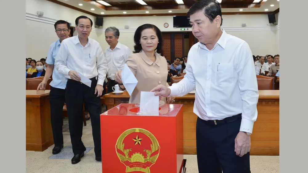 Lãnh đạo HĐND, UBND TPHCM quyên góp ủng hộ đồng bào miền Trung