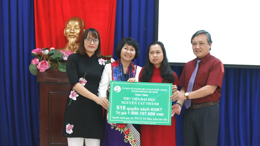 Kiều bào Mỹ giúp giảng viên, sinh viên TPHCM “giải khát” sách quý