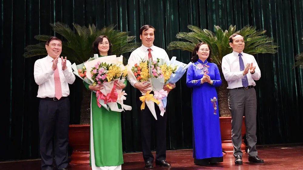 Các đồng chí lãnh đạo TPHCM chúc mừng đồng chí Lê Hòa Bình và đồng chí Phan Thị Thắng được bầu giữ chức Phó Chủ tịch UBND TPHCM, chiều 8-12-2020. Ảnh: VIỆT DŨNG