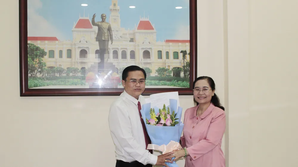 Chủ tịch HĐND TPHCM Nguyễn Thị Lệ trao quyết định bổ nhiệm chức vụ Chánh Văn phòng Đoàn ĐBQH và HĐND TPHCM tới đồng chí Cao Thanh Bình