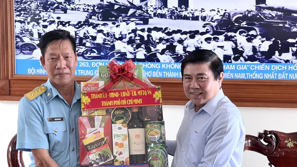 Chủ tịch UBND TPHCM Nguyễn Thành Phong thăm, chúc tết các đơn vị và người dân