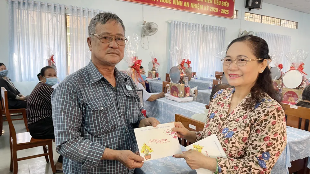 Thường trực HĐND TPHCM tặng 249 phần quà tới Mẹ Việt Nam Anh hùng và người dân huyện Củ Chi