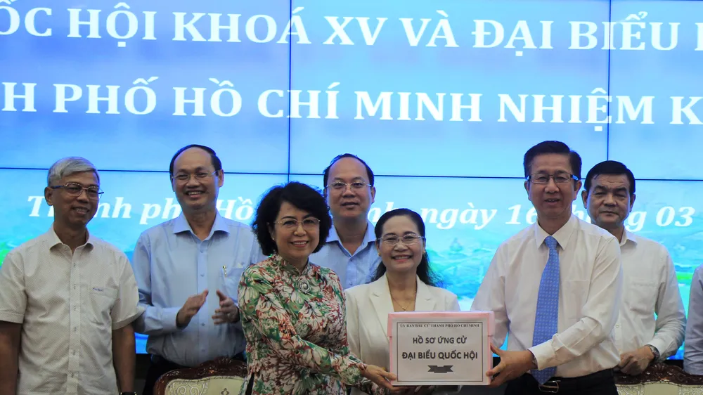 Bàn giao danh sách 224 hồ sơ ứng cử đại biểu Quốc hội, HĐND TPHCM sang Ủy ban MTTQ Việt Nam TPHCM