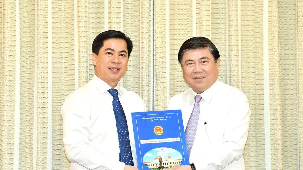 Chủ tịch UBND TPHCM Nguyễn Thành Phong trao quyết định cho đồng chí Triệu Đỗ Hồng Phước. Ảnh: VIỆT DŨNG