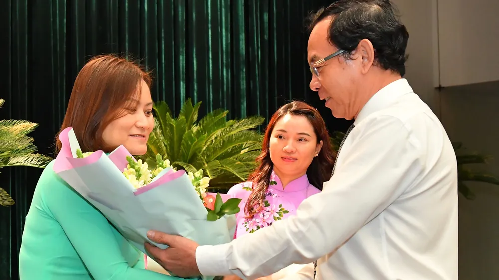 Bí thư Thành ủy TPHCM Nguyễn Văn Nên tặng hoa chúc mừng tân Trưởng Ban Đô thị HĐND TPHCM Nguyễn Thị Thanh Vân. Ảnh: VIỆT DŨNG