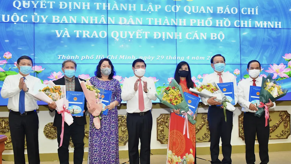 Chủ tịch UBND TPHCM Nguyễn Thành Phong trao quyết định thành lập các cơ quan báo chí thuộc UBND TPHCM. Ảnh: VIỆT DŨNG