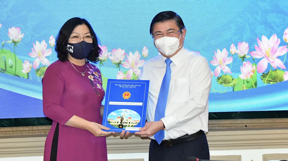 Chủ tịch UBND TPHCM Nguyễn Thành Phong bổ nhiệm 61 lãnh đạo UBND 16 quận ​