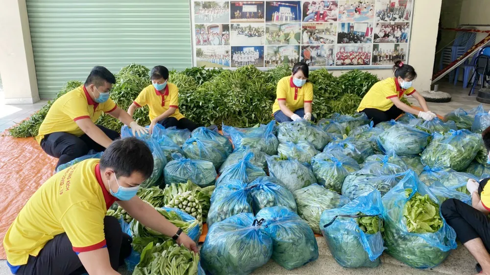 17 chuyến xe Chia sẻ yêu thương ở quê hương Đất thép 