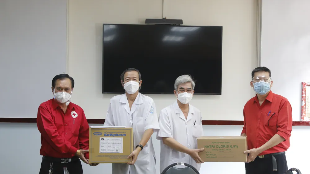 Nhiều cá nhân đơn vị thăm, tặng quà các khu cách ly