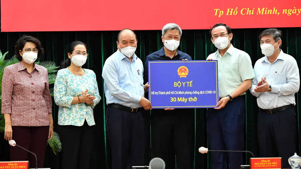 Chủ tịch nước Nguyễn Xuân Phúc: Chiến lược song trùng vừa dập dịch, vừa điều trị