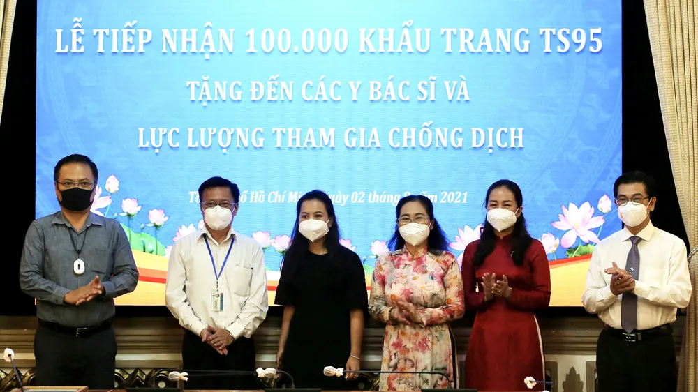 HĐND TPHCM tiếp nhận 100.000 khẩu trang TS95 do kiều bào tặng các lực lượng chống dịch Covid-19