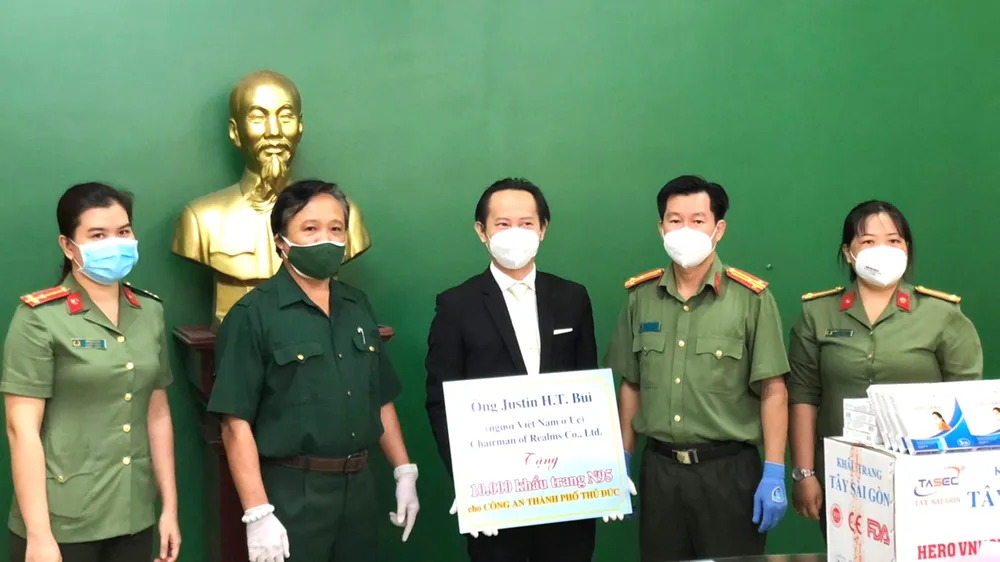 Kiều bào tặng 10.000 khẩu trang N95 tới cán bộ - chiến sĩ công an làm nhiệm vụ chống dịch Covid-19