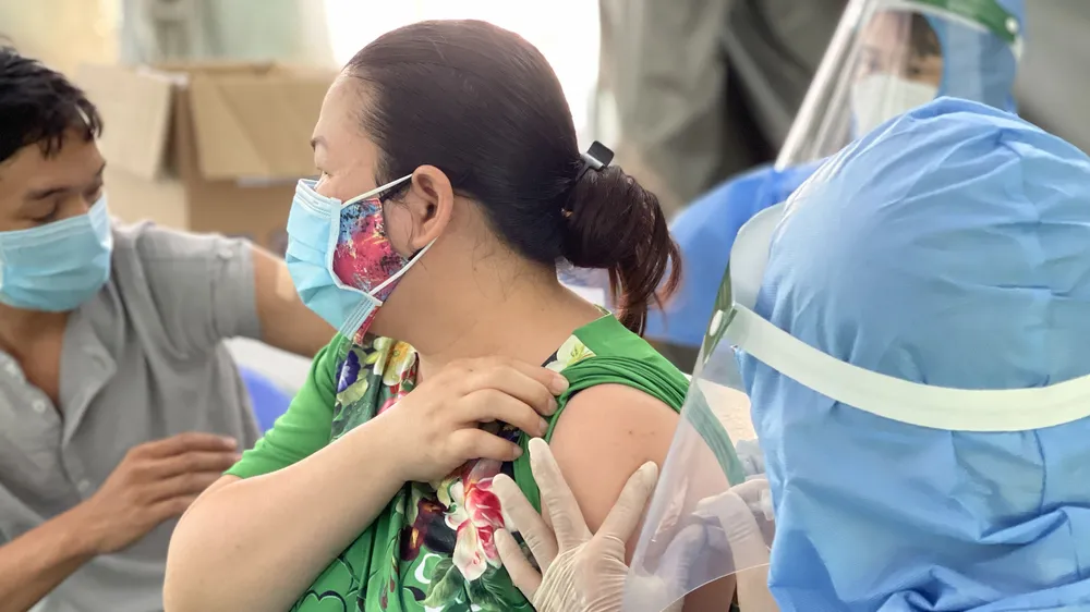 Công nhân được tiêm vaccine tại nơi làm việc. Ảnh: HOÀNG HÙNG