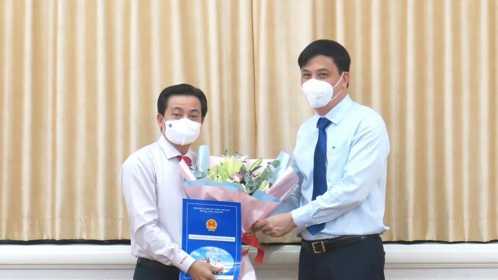 Phó Chủ tịch UBND TPHCM Lê Hòa Bình trao quyết định nhân sự tới ông Nguyễn Thanh Bình