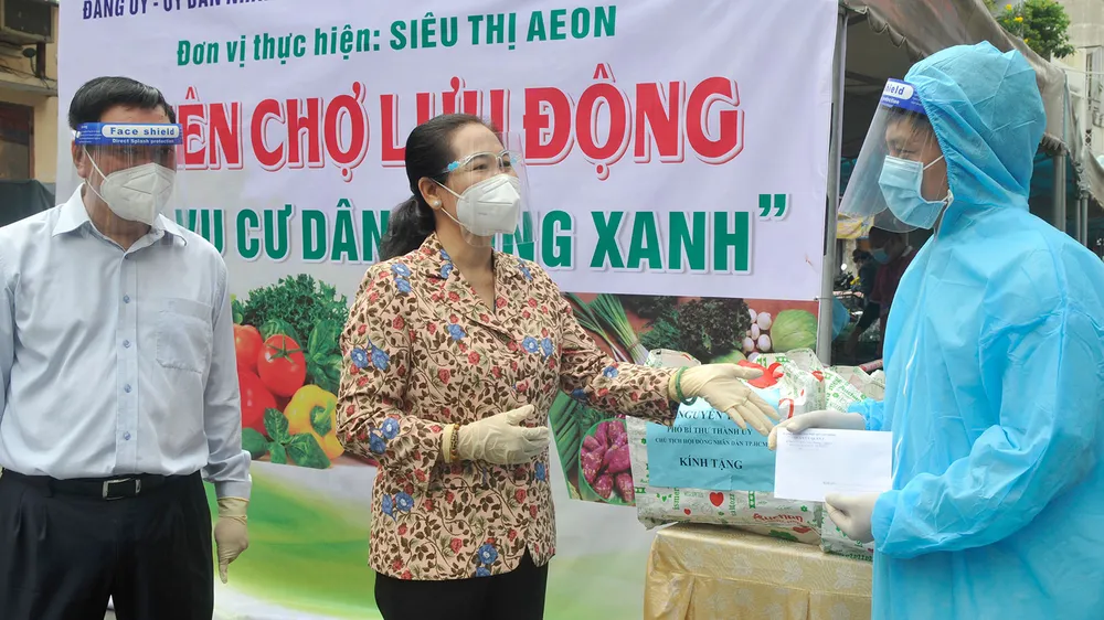 Lãnh đạo TPHCM thăm, động viên người dân và lực lượng tuyến đầu chống dịch Covid-19