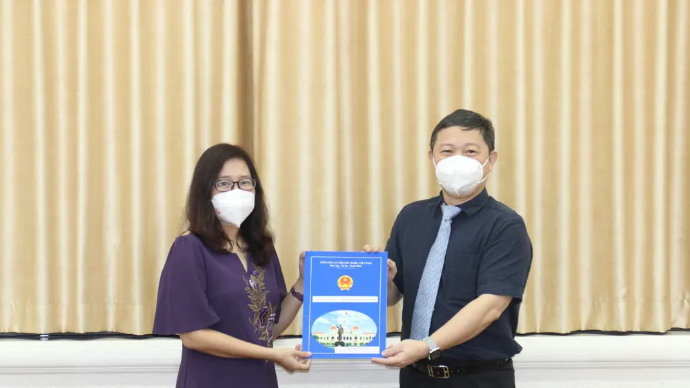 Phó Chủ tịch UBND TPHCM Dương Anh Đức trao quyết định bổ nhiệm bà Đinh Thị Phương Thảo giữ chức vụ Phó Chủ nhiệm Ủy ban về người Việt Nam ở nước ngoài TPHCM 
