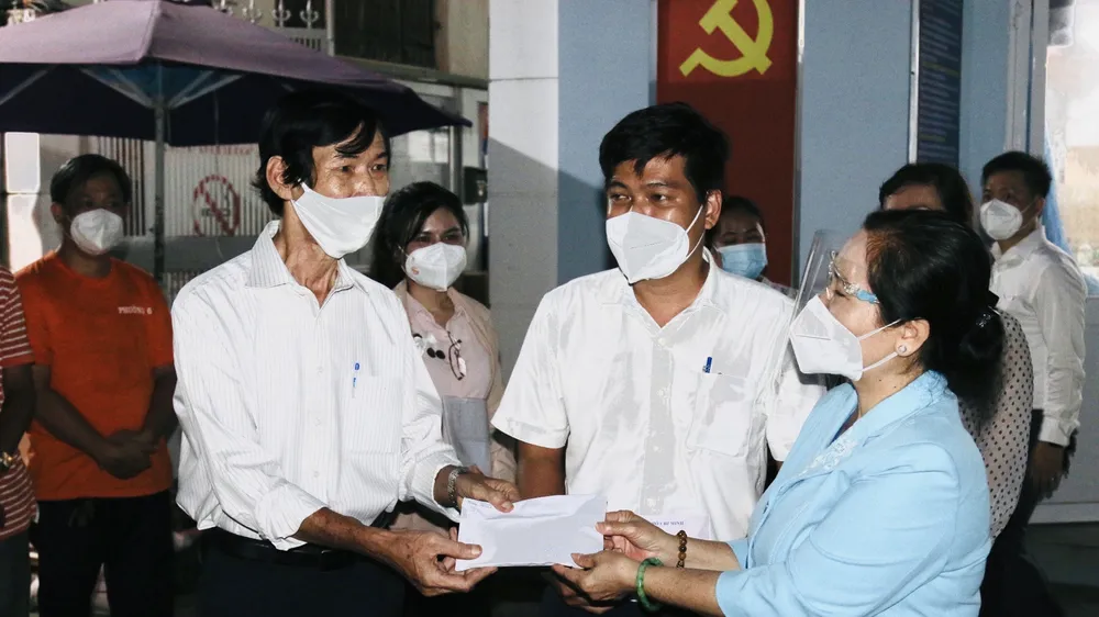 Chủ tịch HĐND TPHCM Nguyễn Thị Lệ thăm hỏi, động viên cán bộ cơ sở tại quận 3 
