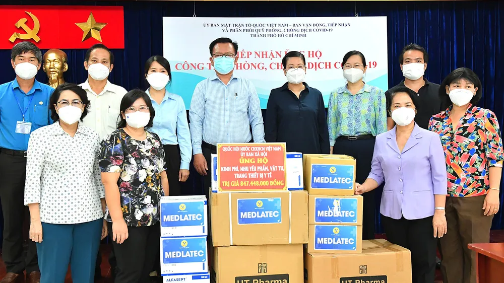 Ủy ban MTTQ VN TPHCM tiếp nhận hỗ trợ của Ủy ban Xã hội của Quốc hội cho công tác phòng, chống dịch Covid-19. Ảnh: VIỆT DŨNG