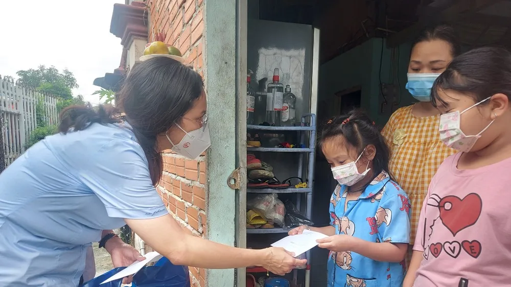 Huyện Bình Chánh trao gửi yêu thương tới trẻ em mồ côi vì Covid-19