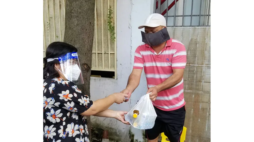 Đoàn đại biểu Quốc hội TPHCM tặng 1.250 phần quà an sinh tới hộ dân quận 12