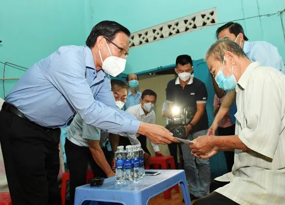 Chủ tịch UBND TPHCM Phan Văn Mãi thăm, chúc thọ người cao tuổi tại quận 8