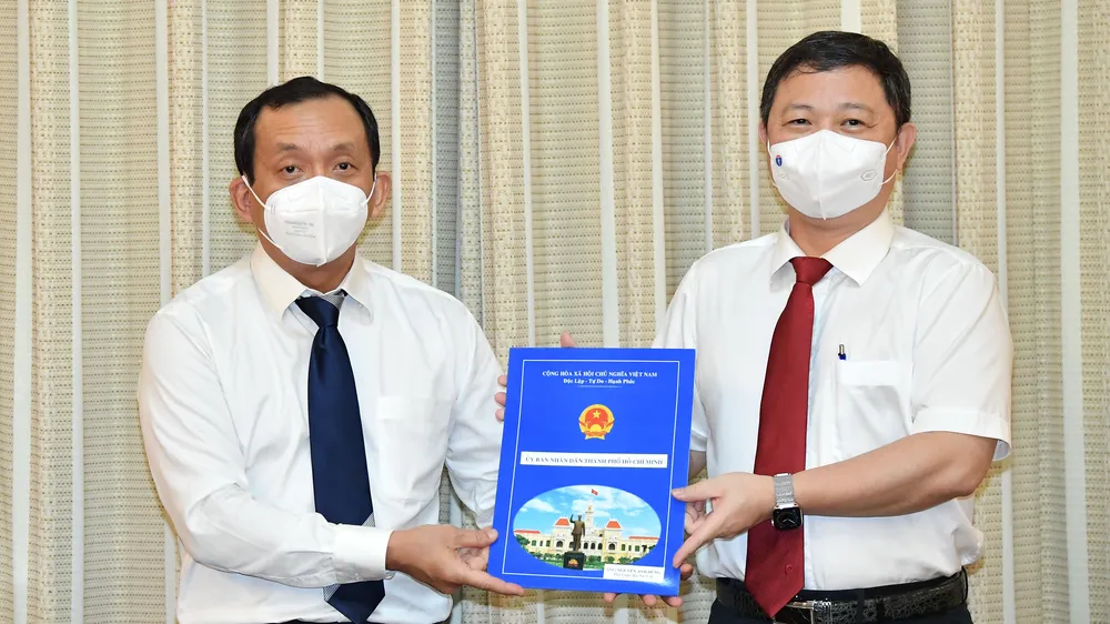 Phó Chủ tịch UBND TPHCM Dương Anh Đức trao quyết định cho tân Phó Giám đốc Sở Y tế TPHCM. Ảnh: VIỆT DŨNG 