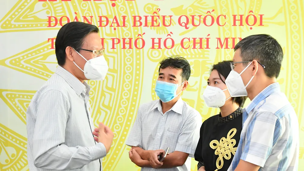 Chủ tịch UBND TPHCM Phan Văn Mãi trao đổi với báo chí bên lề kỳ họp. Ảnh: VIỆT DŨNG