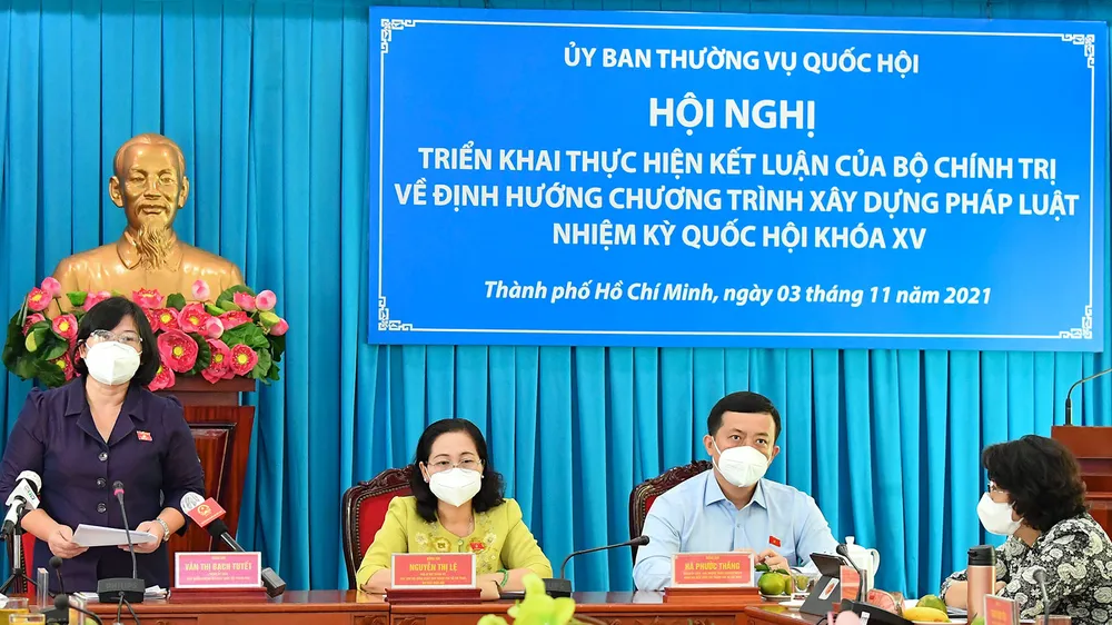 Phó Trưởng đoàn chuyên trách Đoàn ĐBQH TPHCM Văn Thị Bạch Tuyết phát biểu tham luận tại hội nghị. Ảnh: VIỆT DŨNG