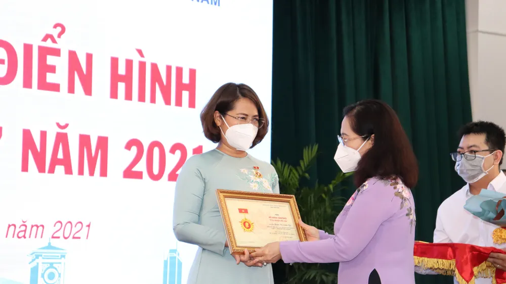 19 đảng viên nhận Huy hiệu Đảng nhân kỷ niệm Cách mạng Tháng 10 Nga