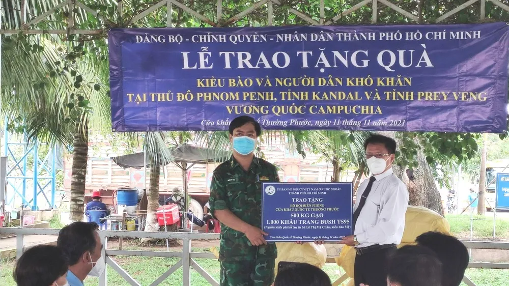 TPHCM trao 1,5 tỷ đồng hỗ trợ kiều bào và người dân Campuchia bị ảnh hưởng bởi dịch Covid-19