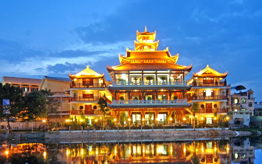 Quận 3, quận 8 tổ chức thả hoa đăng tưởng niệm đồng bào tử vong và cán bộ, chiến sĩ hy sinh trong đại dịch Covid-19
