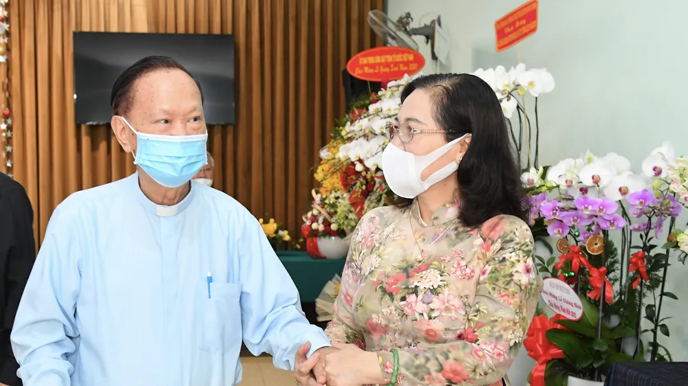 Chủ tịch HĐND TPHCM Nguyễn Thị Lệ thăm hỏi Linh mục Phan Khắc Từ. Ảnh: VIỆT DŨNG