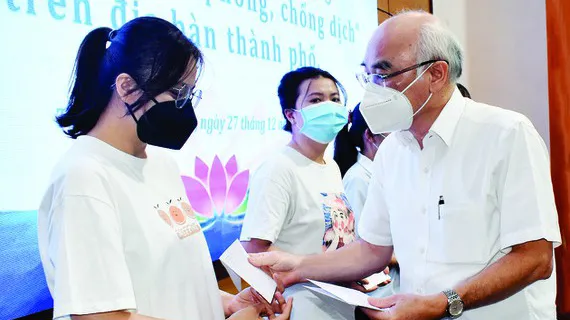 Lãnh đạo TPHCM đi thăm gia đình có cán bộ, công chức tử vong do Covid-19 khi tham gia chống dịch 