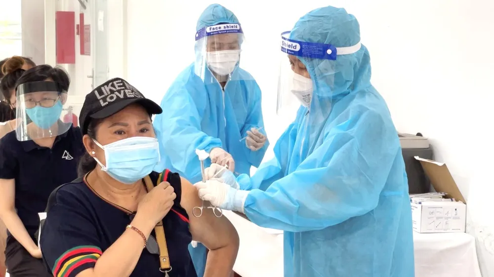 Người dân ở quận 3 được tiêm mũi 3 vaccine Covid-19 mà không cần tin nhắn, thư mời