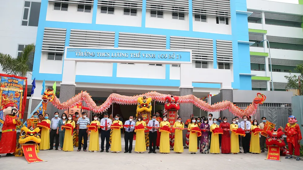 Các đại biểu cắt băng Khánh thành trường THCS Lương Thế Vinh cơ sở 2 tại quận 3. Ảnh: LONG HỒ