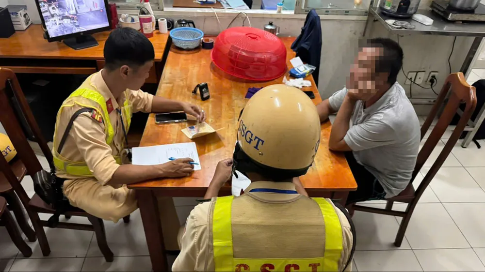 Chặn 2 xe tải có 201 con heo dương tính với Salbutamol trên đường vào TPHCM