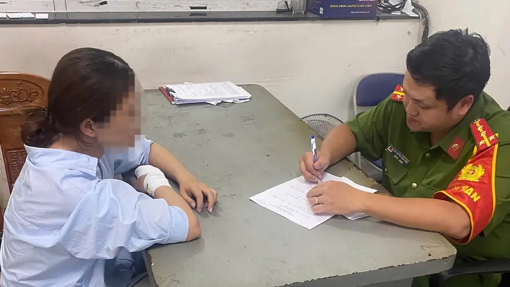Công an làm việc với người phụ nữ báo thông tin giả bị cướp giật 85 triệu đồng