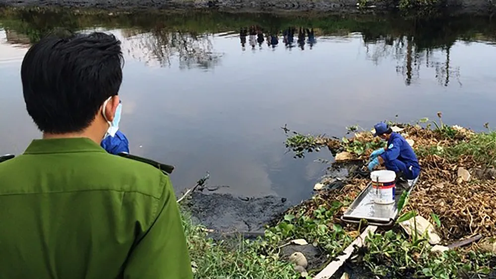 Ra bờ sông phóng sinh, người dân phát hiện một bộ xương người