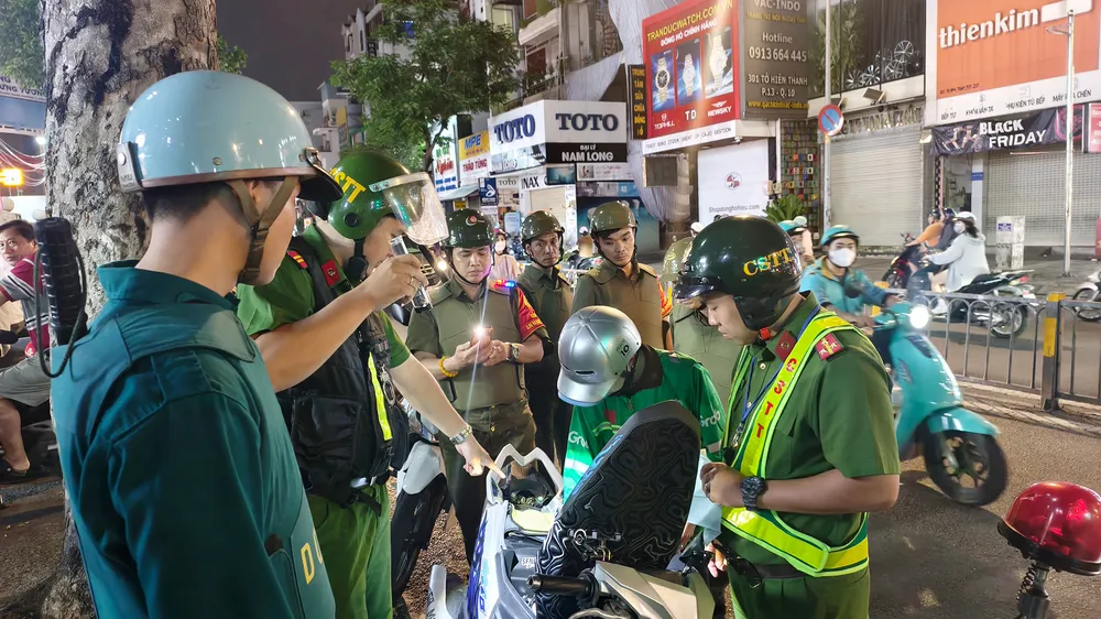 Tổ công tác Công an phường Hòa Hưng kiểm tra hành chính phương tiện và chủ phương tiện trên đường Sư Vạn Hạnh