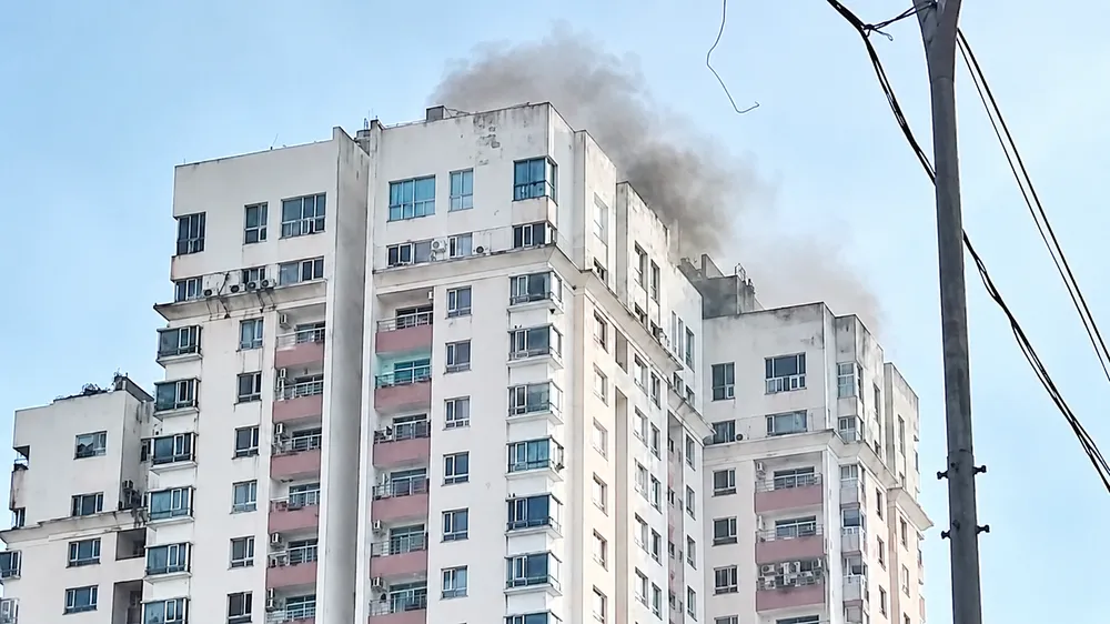 Khống chế đám cháy tại chung cư Phúc Thịnh, hướng dẫn cư dân thoát nạn an toàn