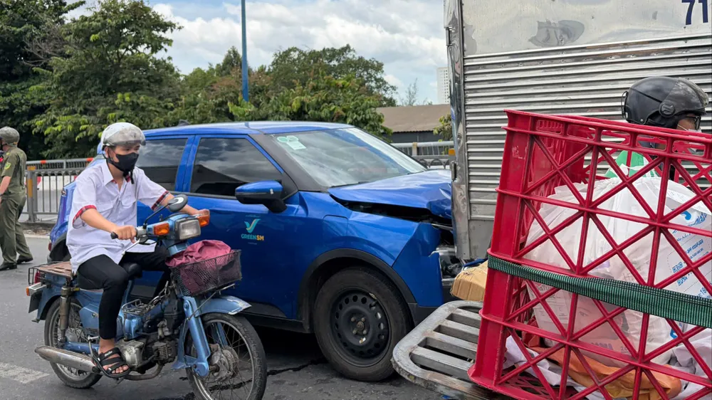 Taxi tông xe tải, giao thông ùn ứ nghiêm trọng khu vực cầu Gò Dưa