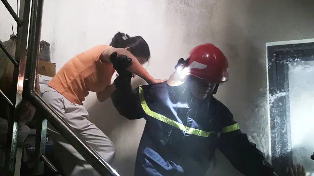 Cháy nhà ở kết hợp kinh doanh, 4 người thoát nạn