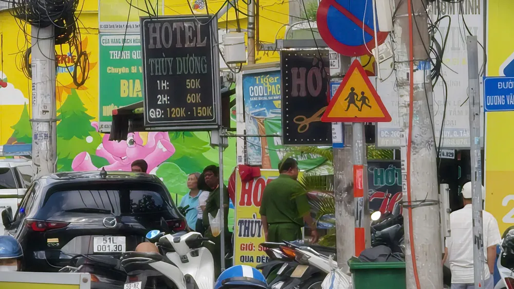 Công an phong tỏa hiện trường, khám nghiệm điều tra. Ảnh: HT