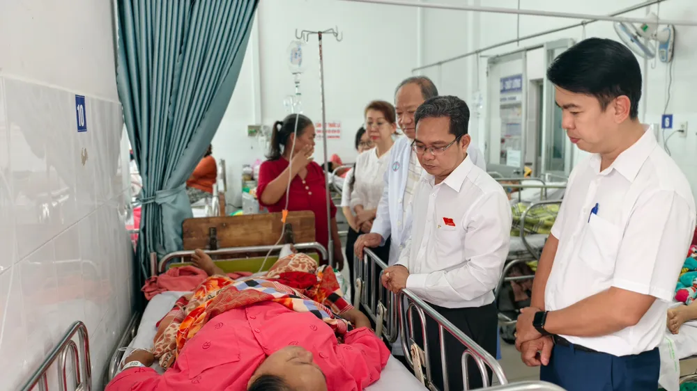 Thăm hỏi, trao tiền hỗ trợ nạn nhân bị nhánh cây gãy rơi trúng