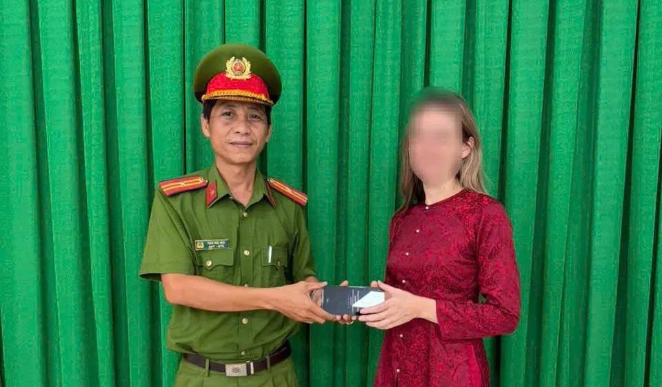 Bắt nhanh 2 thanh niên giật điện thoại của du khách Nga