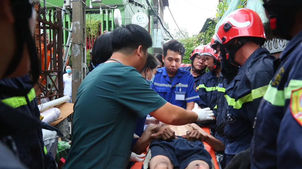 Sập gác xép căn nhà trong hẻm ở TPHCM, 3 người thoát nạn