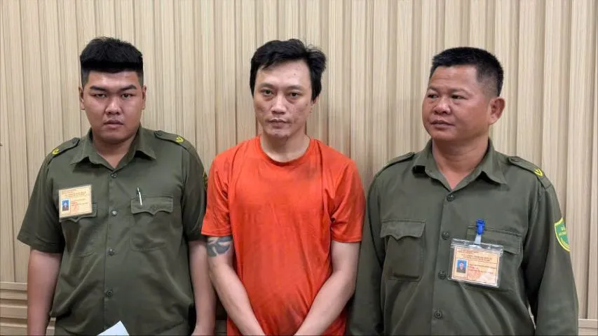 Khởi tố, bắt tạm giam người cầm gậy đập phá xe tải 
