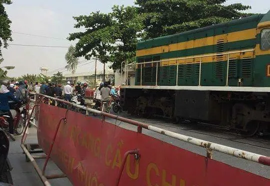 Đi bộ trên đường ray, một người bị tàu hỏa tông chết